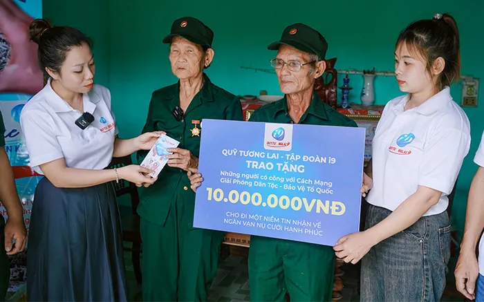 Hình ảnh một đội ngũ hỗ trợ khách hàng thân thiện đang tư vấn cho người chơi qua điện thoại hoặc chat trực tuyến, với logo Top88 và các biểu tượng hỗ trợ, thể hiện sự quan tâm và sẵn lòng giúp đỡ.